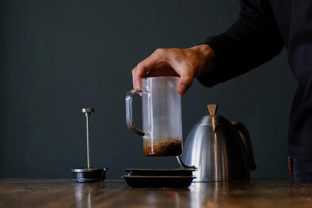blooming cà phê khi pha french press