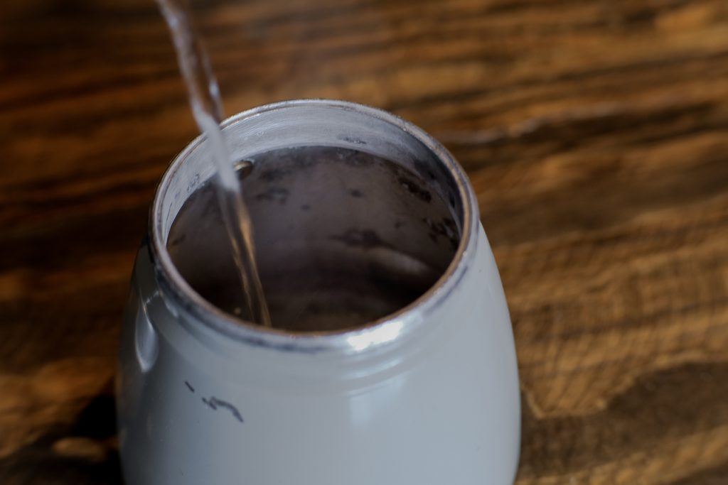 đổ nước pha cà phê moka pot